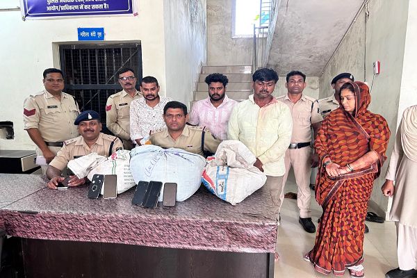 छत्तीसगढ़ में पुलिस से बचने भाग रहे तस्करों की कार पलटी, महिला समेत चार गिरफ्तार