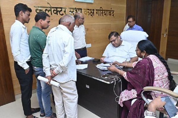 कलेक्टर ने जनदर्शन में सुनी आम नागरिकों की समस्याएं