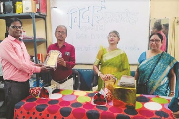 आत्मानंद स्कूल में सेवानिवृत्त शिक्षकगणों को दी गई भावभीनी विदाई