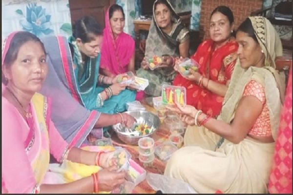 महिलाओं ने मोमबत्ती बेचकर कमाये 20 हजार रूपए