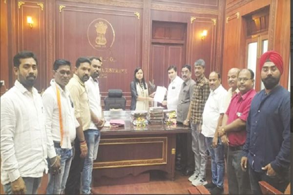 महापौर ने कलेक्टर को सौंपा मांग पत्र