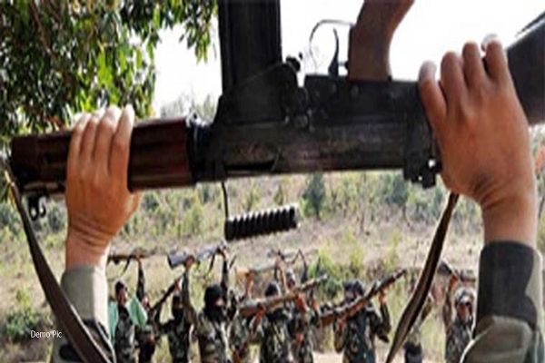 सुकमा में पुलिस को मिली बड़ी सफलता, 24 लाख के इनामी नक्सलियों ने किया आत्मसमर्पण