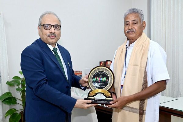 मुख्य न्यायाधीश श्री रमेश सिन्हा ने उच्च न्यायालय के वाहन चालक को उत्कृष्ट सेवा के लिए किया सम्मानित