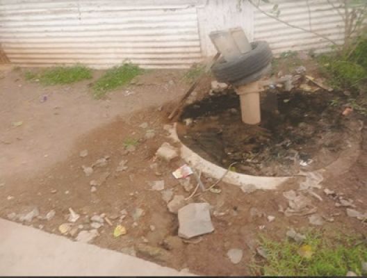 रेलवे कॉलोनी में तीन दिन में एक बार आ रहा टैंकर, चारों तरफ पसरी है गंदगी