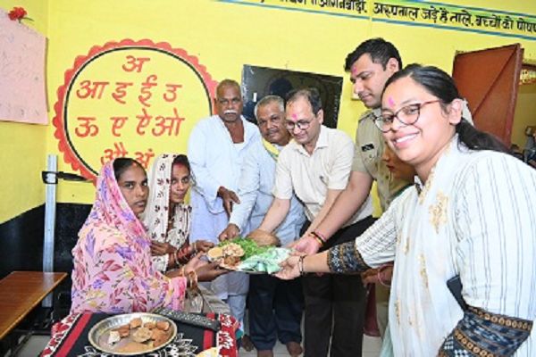 कलेक्टर-एसपी आंगनबाड़ी केन्द्र कलडबरी में पालक चौपाल में हुए शामिल