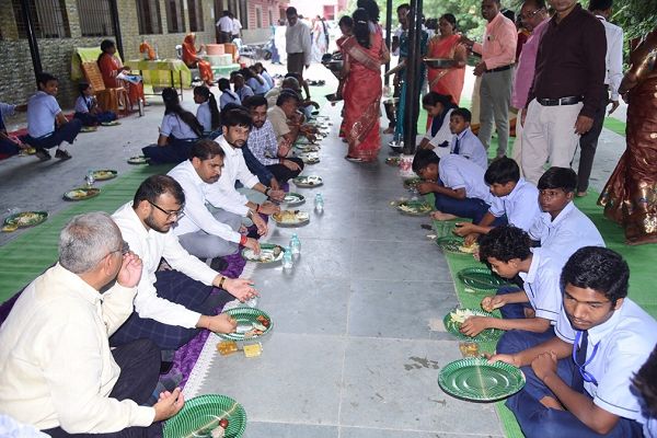 पंडित रामदुलारे दुबे स्कूल में रिटायर शिक्षक के जन्मदिन पर न्योता भोज का आयोजन, 700 लोगों ने न्योता का उठाया लुत्फ