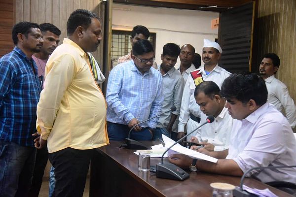 जनदर्शन में सड़क, बिजली सहित विभिन्न मांगों को लेकर पहुंचे ग्रामीण