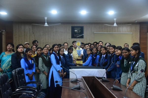 कलेक्टर ने युवा संसद के विजेता विद्यार्थियों से मिलकर बढ़ाया हौसला