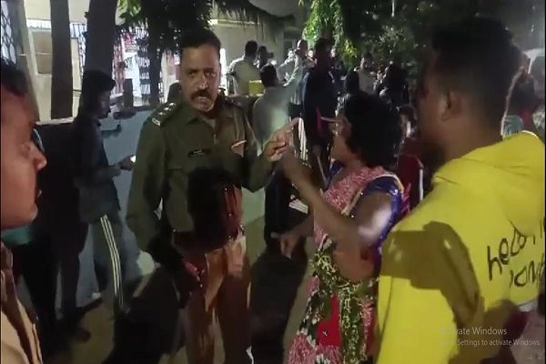 लूट के आरोपी की जेल में तबीयत बिगड़ने पर बस्&zwj;ती के लोगों का हंगामा, पुलिस के साथ हुई झूमाझटकी, मारपीट का लगाया आरोप