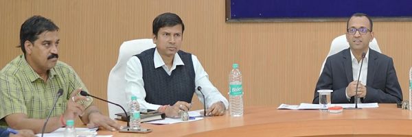 पढाई में कमजोर बच्चों पर विशेष ध्यान देवें शिक्षक: कलेक्टर