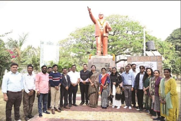 कलेक्टर ने संविधान के निर्माता डॉ. भीमराव अम्बेडकर की प्रतिमा पर किया माल्यार्पण