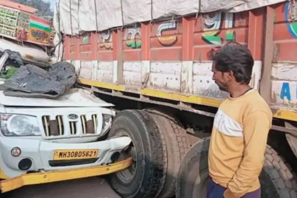सुपेला फ्लाईओवर पर ट्रक से टकराई पिकअप, चालक गंभीर रूप से घायल
