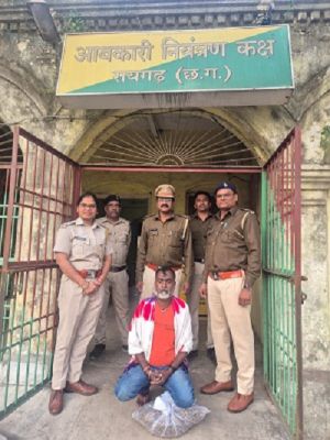मकान में छुपाकर रखे गांजा को आबकारी विभाग ने किया जप्त