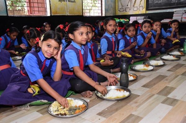 न्यौता भोजन में बच्चों ने गुड़ चिक्की, गुजिया, फल एवं भोजन का लिया जायका