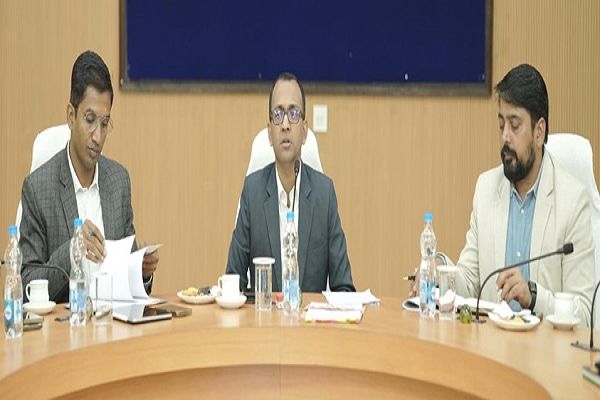 कलेक्टर ने ली समय सीमा की बैठक, विभागीय कार्यों की हुई समीक्षा