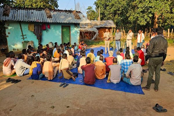 वन चौपाल में मिल रही सुशासन के एक वर्ष की उपलब्धियों की जानकारी