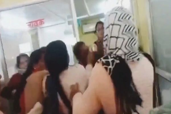 विवाद के बाद मितानिनों ने कर दी बाबू की धुनाई...