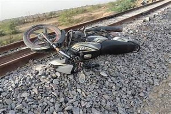 मालगाड़ी से कटकर बाइक सवार की मौत, 1 घायल