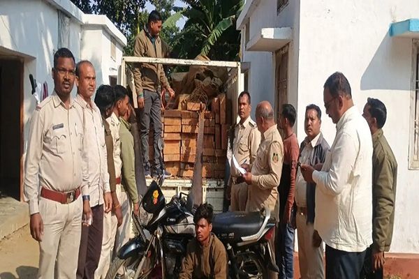 साल लकड़ी की तस्करी करने वाले आरोपी गिरफ़्तार
