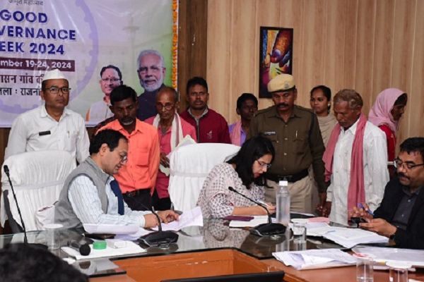 कलेक्टर ने जनदर्शन में लोगों की शिकायतें एवं समस्या को गंभीरतापूर्वक सुना
