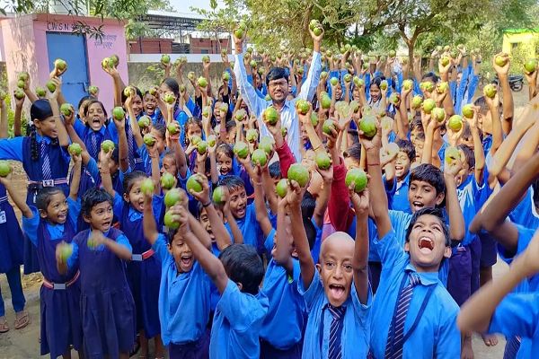 'पेड़ लगाओगे तभी तो फल खाओगे' अभियान से दंपती ने जगाई पर्यावरण संरक्षण की अलख