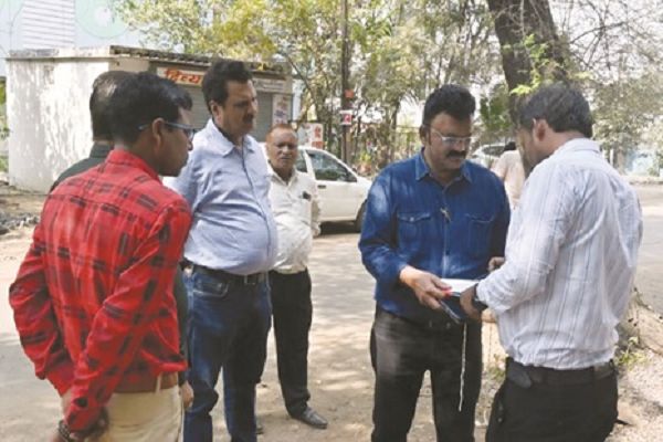 सड़क किनारे अवैध रूप से रखे बिल्डिंग मटेरियल रखने वाले व्यापारी पर निगम ने की कार्यवाही