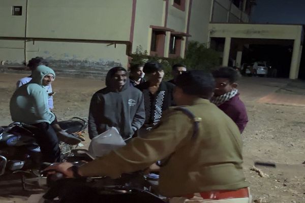 कबीरधाम पुलिस का विशेष अभियान: संदिग्ध गतिविधियों पर कड़ी नजर, विजिबल पुलिसिंग के तहत कार्रवाई जारी