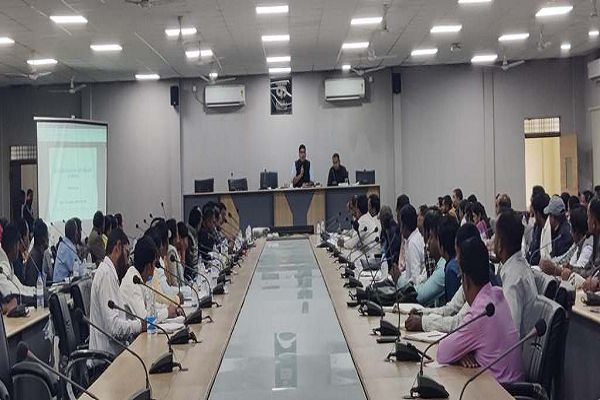 कलेक्टर ने की आदिवासी विकास विभाग की योजनाओं की समीक्षा