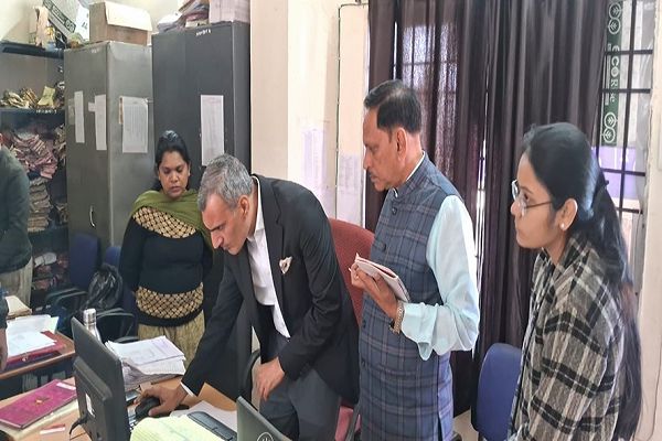 कलेक्टर शर्मा ने किया कलेक्टरेट के विभिन्न शाखाओ का निरीक्षण