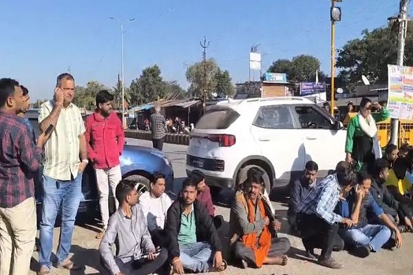 धरने पर बैठे बस्तर संभाग के पत्रकार