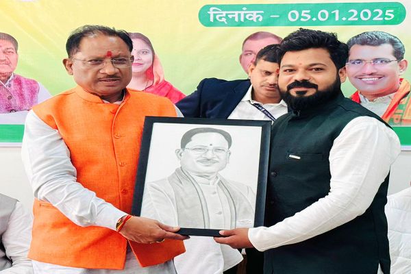  प्रथम नगर आगमन पर मुख्यमंत्री विष्णु देव साय को आर्टिस्ट सूरज सिन्हा ने किया स्केच भेंट, सीएम बोले ऐसे ही अपना और प्रदेश का नाम रोशन करते रहो