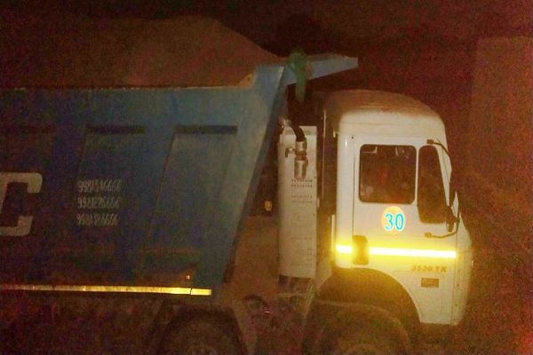 मोहकम में चैन माउंटेन मशीन व हाईवा जब्त