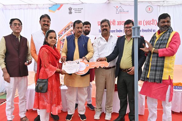  318 हितग्राहियो को प्रमाण पत्र प्रदान कर गृह प्रवेश कराया गया।