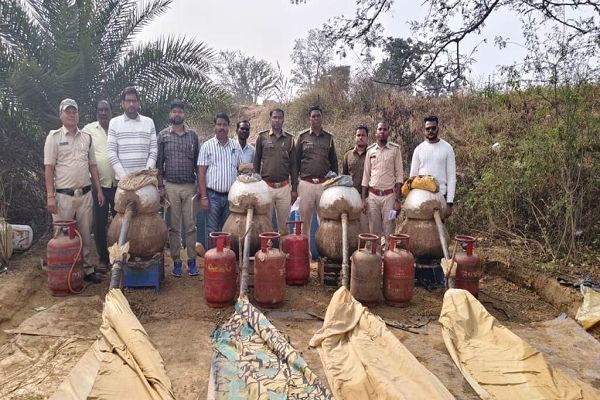 आबकारी-खाद्य विभाग की संयुक्त टीम ने जब्त की साढ़े 3 लाख की शराब