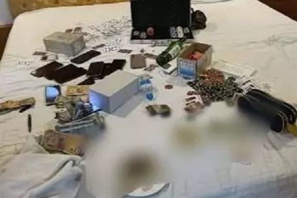 11 जुआरी गिरफ्तार, 4 लाख कैश जब्त