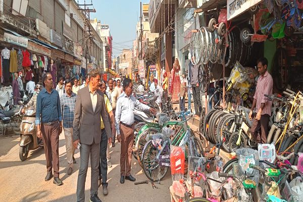 कलेक्टर ने कहा,पहले व्यपारियो को समझाइश दे, फिर कठोरता से नियमानुसार कार्यवाही करें