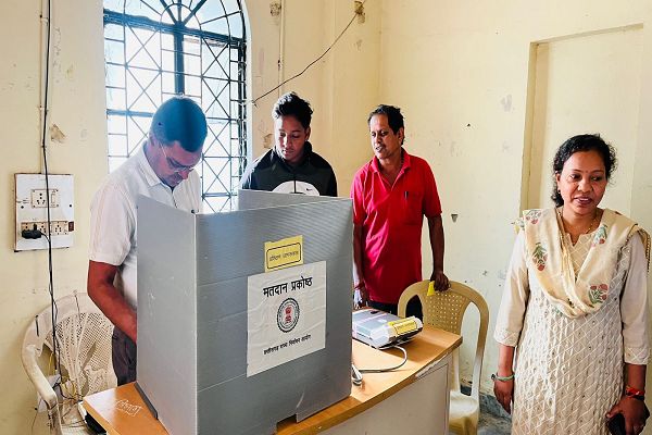  जिला कार्यालय में ईवीएम प्रदर्शन केंद्र का शुभारंभ