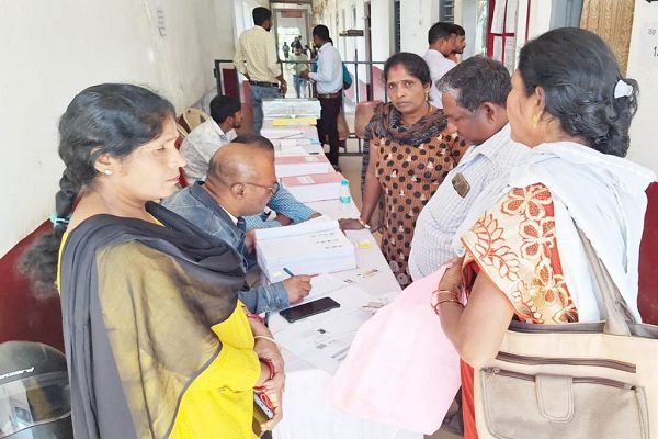 निकाय चुनाव के लिए नामांकन पत्र खरीद रहे सम्भावित अभ्यर्थी