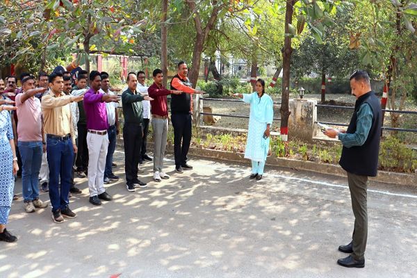 राष्ट्रीय मतदाता दिवस पर कबीरधाम पुलिस अधीक्षक ने कार्यालयीन अधिकारी/कर्मचारियों को मताधिकार का उपयोग करने की शपथ दिलाई