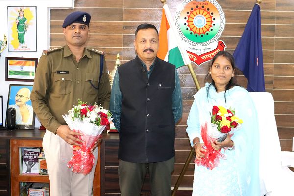  गणतंत्र दिवस पर कबीरधाम में पदस्थ महिला उप पुलिस अधीक्षक सहित दो अधिकारियों को वीरता पदक से सम्मानित किया गया 