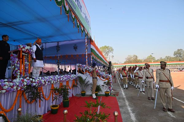  दुर्ग सांसद श्री बघेल ने कवर्धा में गणतंत्र दिवस के मुख्य समारोह में ध्वज फहराया