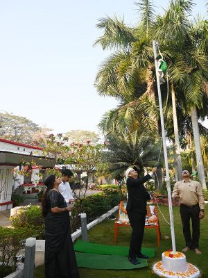  कलेक्टर श्री गोपाल वर्मा ने कलेक्टर निवास में फहराया तिरंगा ध्वज