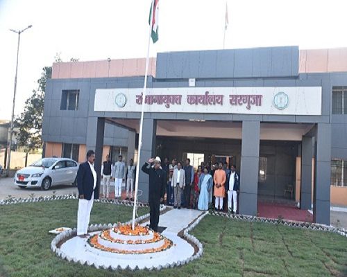 सरगुजा संभागायुक्त नरेंद्र दुग्गा ने संभाग आयुक्त कार्यालय में किया ध्वजारोहण