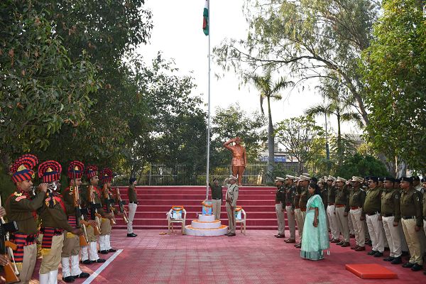गणतंत्र दिवस पर पुलिस अधीक्षक कार्यालय में पुलिस अधीक्षक श्री धर्मेंद्र सिंह ने किया ध्वजारोहण