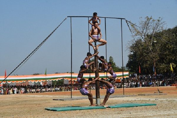 अबूझमाड़ के बच्चों मलखंब विधा के हैरतअंगेज प्रदर्शन से लोग हुए मंत्रमुग्ध