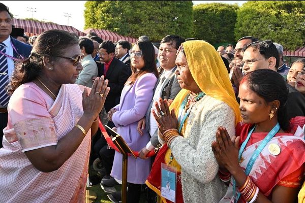 आजादी के बाद पहली बार पी.एम. जनमन योजनातंर्गत क्रेडा द्वारा संचालित योजनाओं के बैगा जनजाति लाभार्थी परिवारों को राष्ट्रपति भवन के आमंत्रण पर दिल्ली में आयोजित गणतंत्रता दिवस 2025 समारोह में महामहिम राष्ट्रपति महोदया से की मुलाकात।