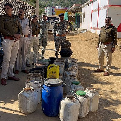 थाना कवर्धा अंतर्गत ग्राम सरेखा के बैगाटोला में पुलिस का कड़ा एक्शन: 400 किलो मौहा लहान मौके पर नष्ट, अवैध कच्ची शराब बनाने वालों में हड़कंप