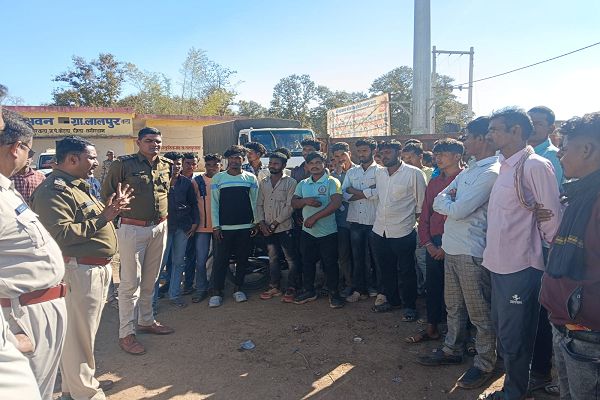  त्रिस्तरीय पंचायत चुनाव के मद्देनजर कबीरधाम पुलिस की सख्त पहल, संवेदनशील क्षेत्रों में भ्रमण और असामाजिक तत्वों को चेतावनी