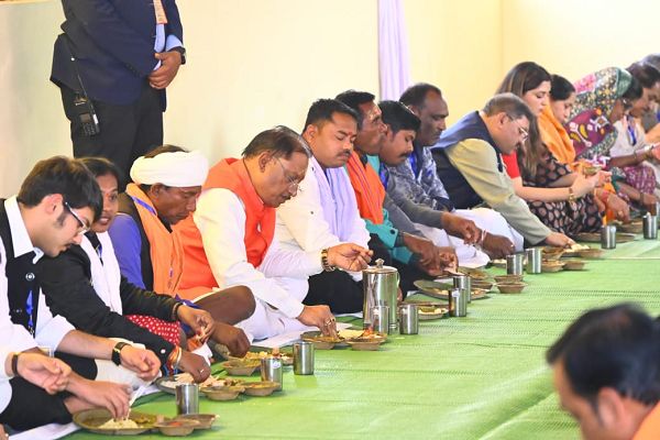 श्री विष्णुदेव साय ने आयोजन समिति के सदस्यों से आत्मीय भेंट कर आयोजन की पूरी जानकारी ली।