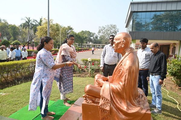 शहीद दिवस : राष्ट्रपिता महात्मा गांधी की पुण्यतिथि पर उनके अमूल्य योगदान को किया नमन